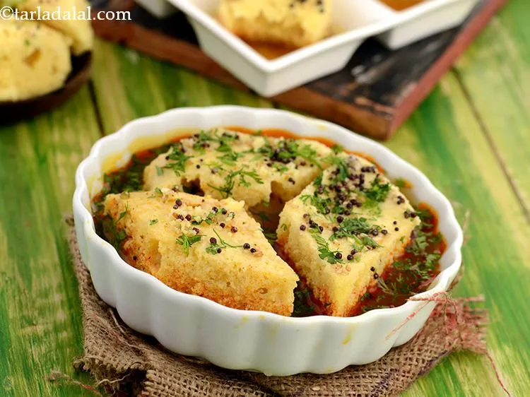 Step 34 – Serve the&nbsp;<strong>rasawala dhokla |&nbsp;Gujarati style rasawala dhokla |&nbsp;khaman dhokla in rasa |</strong>&nbsp;immediately garnished with coriander.