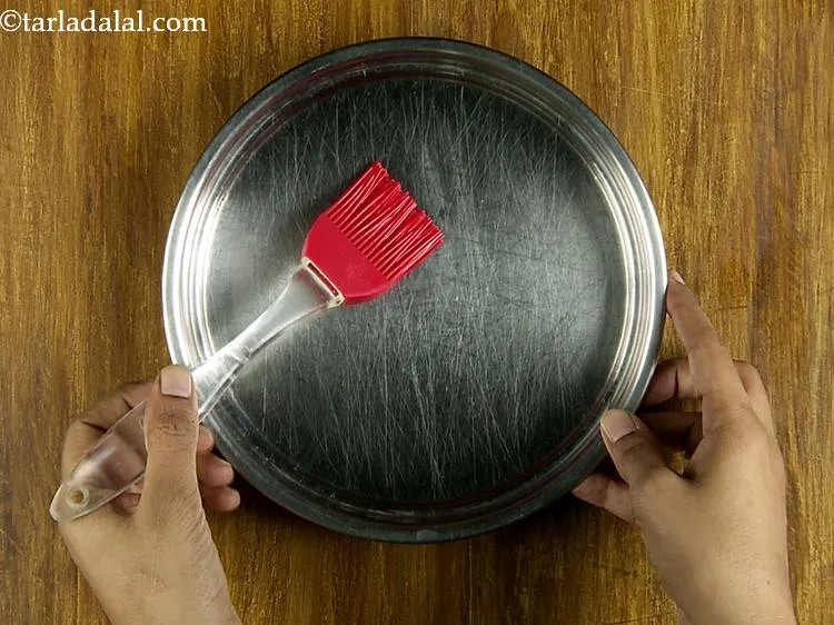 स्टेप 15 – एक १७५ मिमी (७ &rdquo;) थाली को तेल से चुपड …