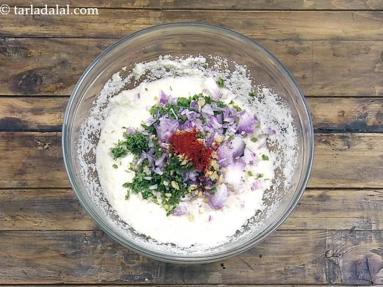 स्टेप 10 – मिर्च पाउडर डालें।