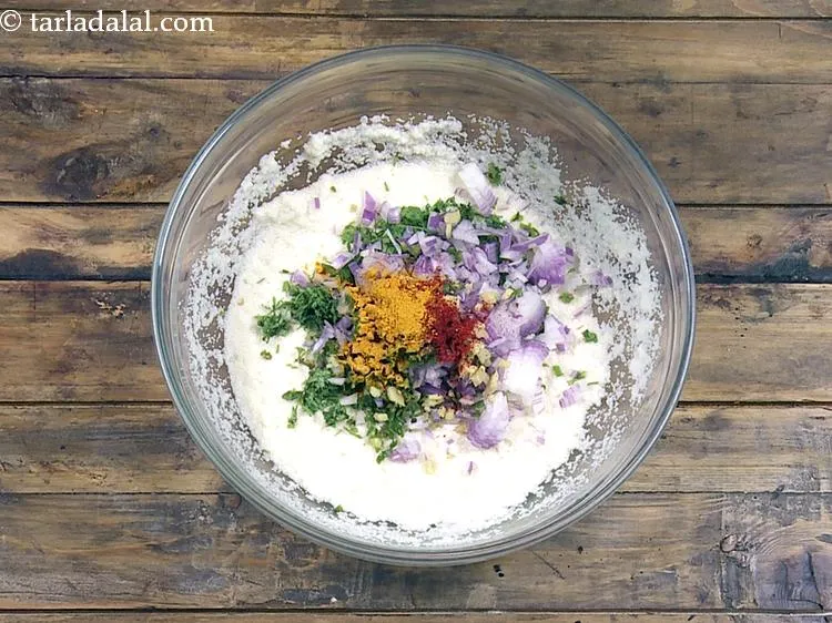 स्टेप 11 – हल्दी पाउडर डालें।