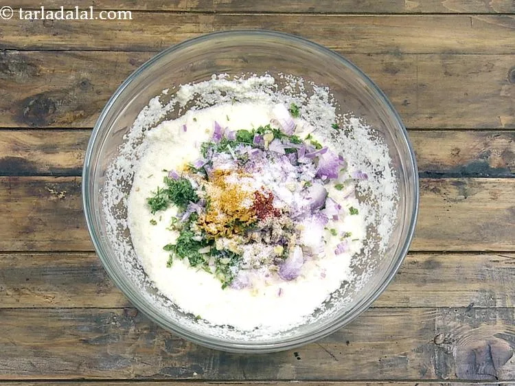 स्टेप 12 – हींग और स्वादानुसार नमक डालें। भिन्नता के लिए, आप इस …