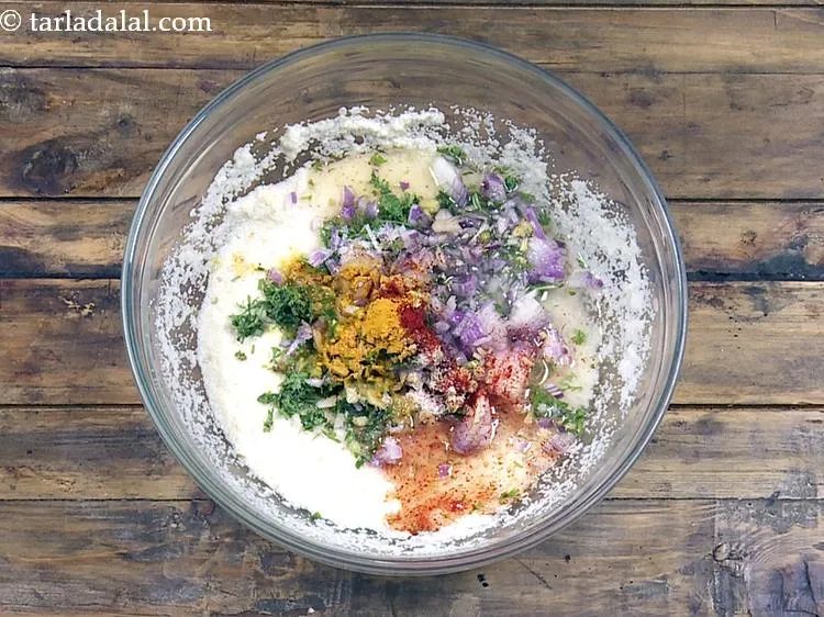 स्टेप 13 – साथ ही, लगभग १/४ कप पानी डालें।