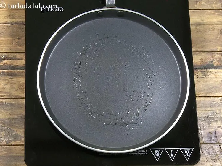 स्टेप 15 – <strong>रवा चीला</strong> पकाने के लिए, एक नॉन-स्टिक तवा गरम करें …