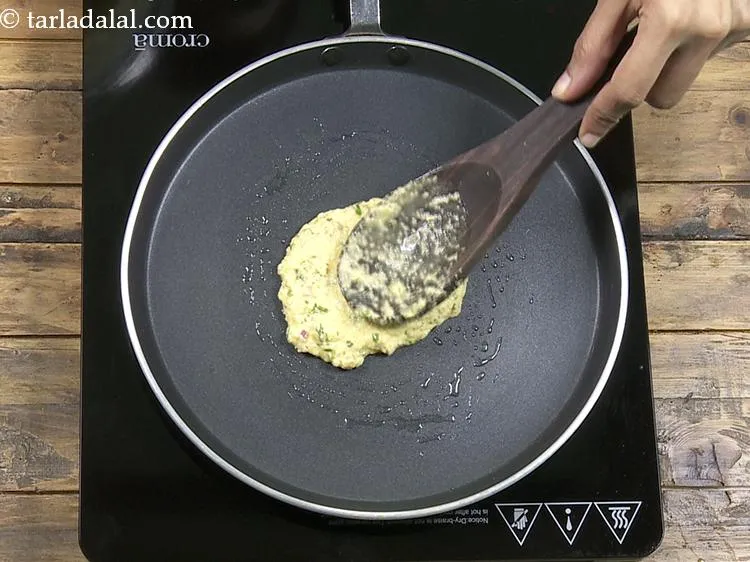 स्टेप 16 – उस पर एक कडछुल घोल डालें।