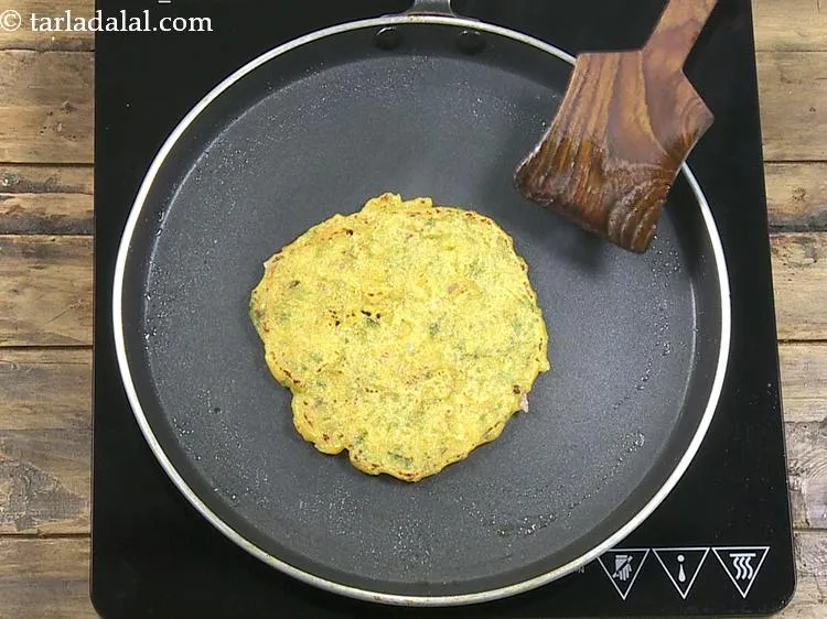 स्टेप 18 – <strong>रवा चीला</strong> को १ टीस्पून तेल में तब तक पकाएं …