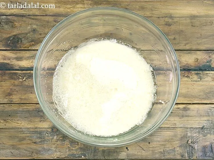 स्टेप 2 – ३/४ कप पानी डालें। <strong>रवा चीला</strong> का स्वाद बढ़ाने के …