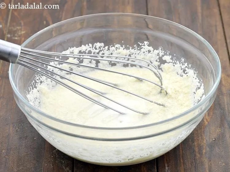 स्टेप 3 – व्हिस्क की मदद से अच्छी तरह मिलाएं।