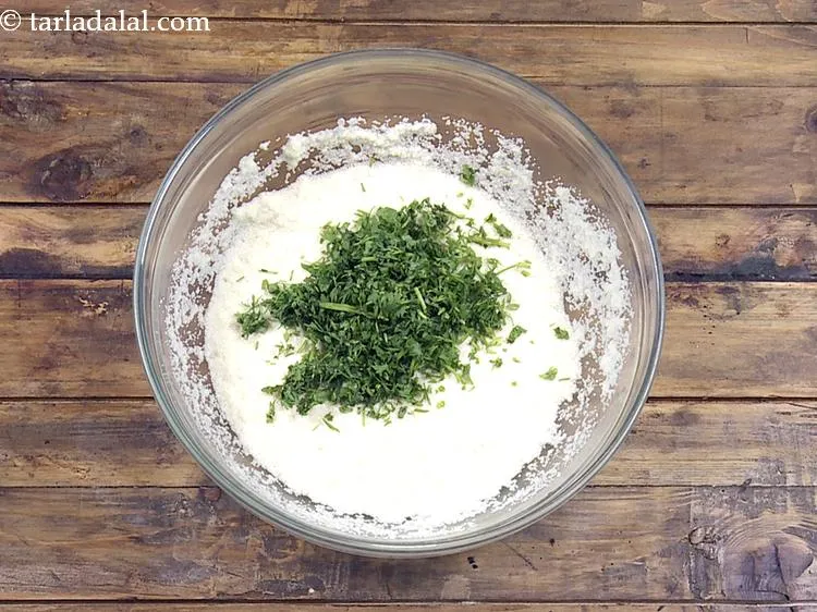 स्टेप 6 – बारीक कटा हुआ हरा धनिया से शुरू करके सभी अन्य …