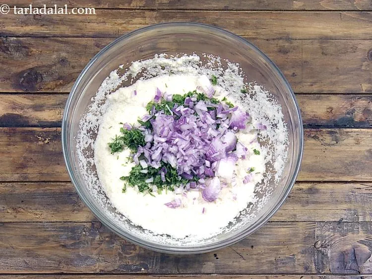 स्टेप 7 – बारीक कटा हुआ प्याज डालें। कुछ लोग सब्जियों को घोल …