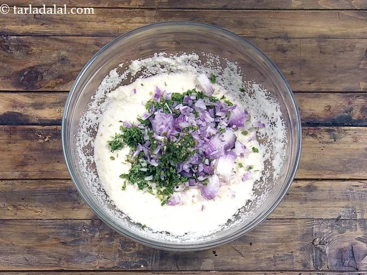 स्टेप 8 – बारीक कटी हुई हरी मिर्च डालें।