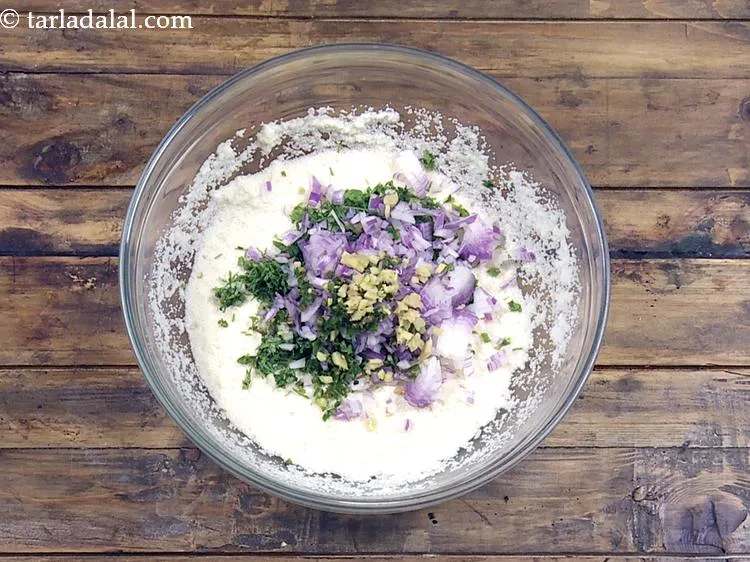 स्टेप 9 – बारीक कटा हुआ अदरक डालें। अधिक रंगीन और पौष्टिक बनाने …