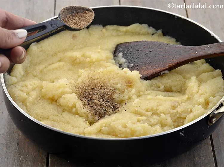 स्टेप 11 – इलायची पाउडर डालें। आप अपने रवा शीरा मे केसर का …