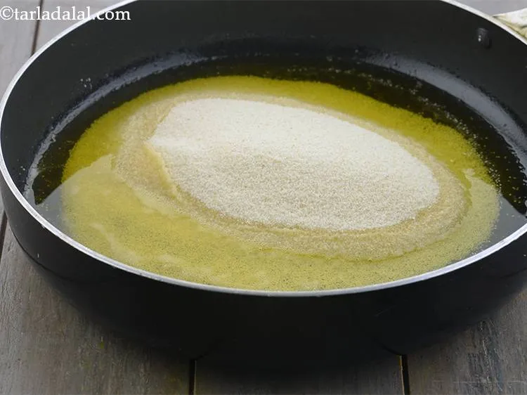 स्टेप 2 – सूजी डालें।