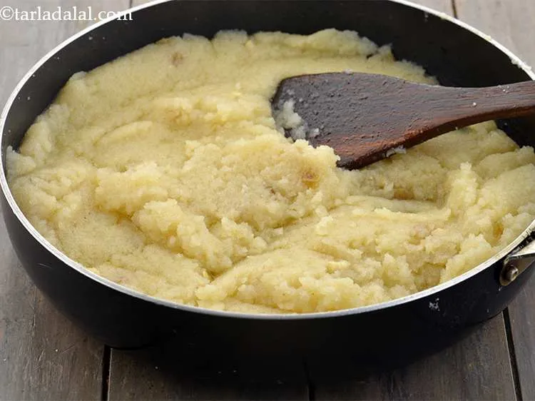 Step 13 – Mix&nbsp;<strong>Rava sheera, Sooji ka Halva&nbsp;</strong>well and cook on a medium flame for 1 minute.