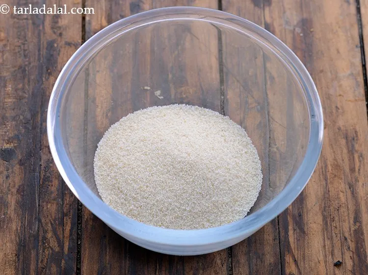 स्टेप 1 – <strong>सूजी टोस्ट</strong> के लिए टॉपिंग के लिए | <strong>ब्रेड रवा …