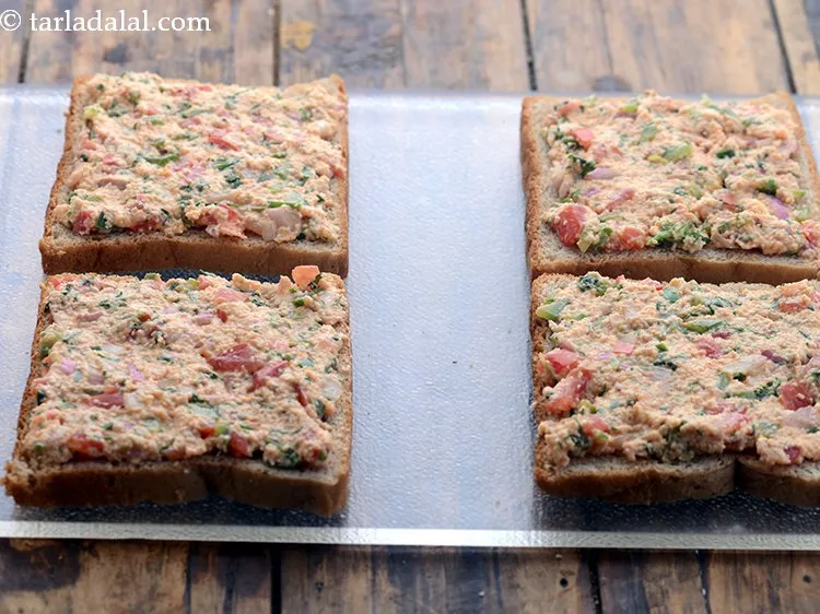 स्टेप 12 – टॉपिंग के एक हिस्से को समान रूप से फैलाएं। इसे …