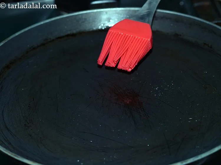 स्टेप 13 – रवा टोस्ट पकाने के लिए, एक नॉन-स्टिक तवे को गरम …