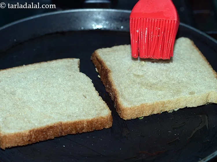 स्टेप 14 – टॉपिंग की साइड नीचे की ओर मोडकर २ टोस्ट तवे …