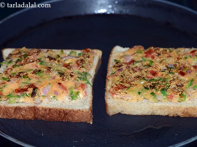 स्टेप 15 – ब्रेड रवा टोस्ट को पलट कप दूसरी साइड भी सुनहरे …