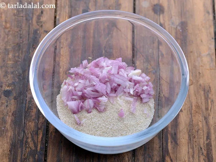 स्टेप 2 – बारीक कटे हुए प्याज डालें।