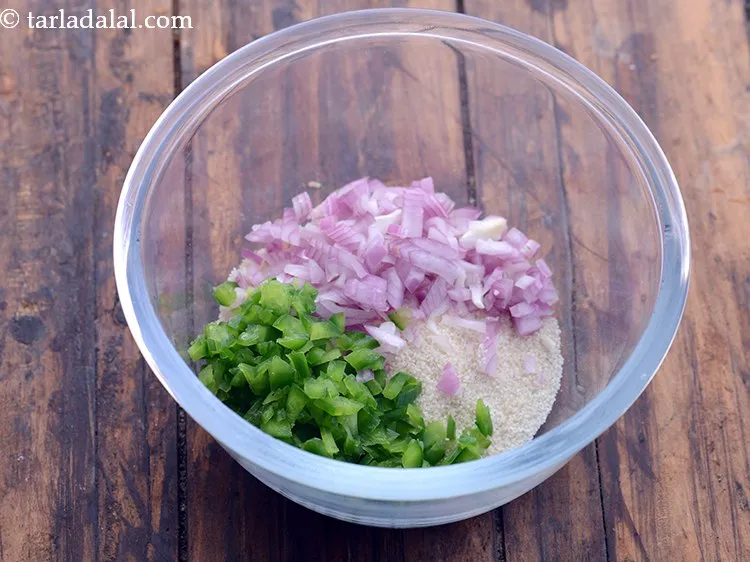 स्टेप 3 – बारीक कटी शिमला मिर्च डालें।