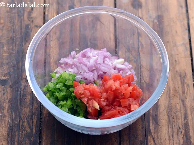 स्टेप 4 – बारीक कटे हुए टमाटर डालें।