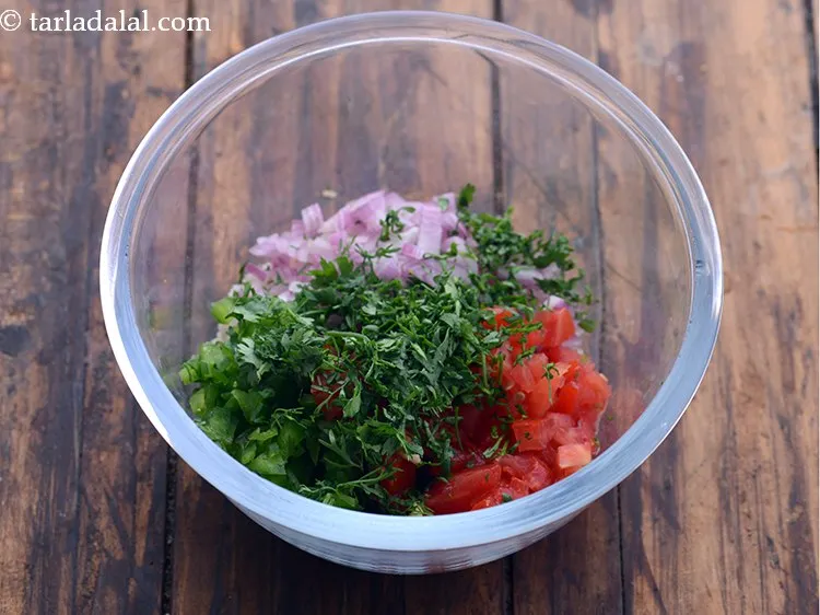 स्टेप 5 – बारीक कटा हुआ हरा धनिया डालें। आप अपनी पसंद की …