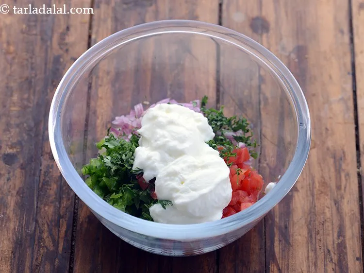 स्टेप 6 – दही डालें। यह सभी अवयवों को एक साथ बांधने में …