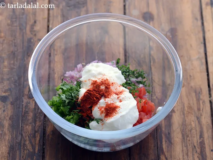 स्टेप 7 – <strong>वेजी सूजी ब्रेड टोस्ट</strong> पर एक अच्छा सुनहरा रंग पाने …