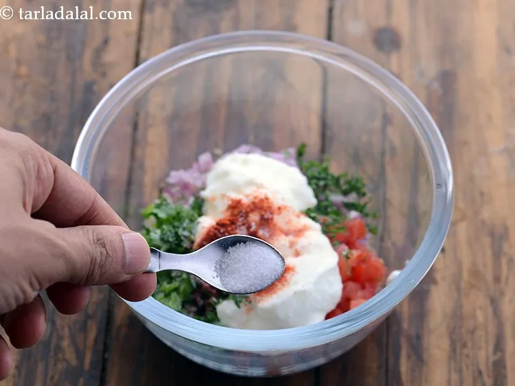 स्टेप 8 – स्वादानुसार नमक डालें।