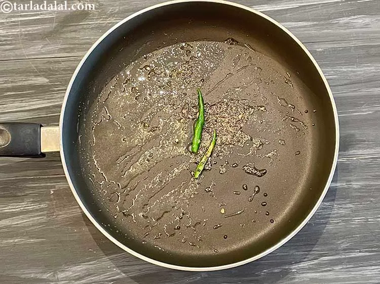 स्टेप 10 – मध्यम आंच पर कुछ सेकंड के लिए भून लें।