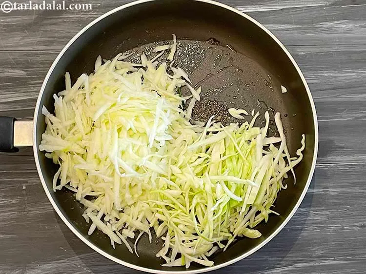 स्टेप 12 – <a href=""https://www.tarladalal.com/recipes-using-cabbage-patta-gobi-kobi-in-hindi-248"" target=""_blank""><strong>पत्तागोभी</strong></a> डालें। गोभी <a href=""https://www.tarladalal.com/recipes-for-healthy-low-calorie-weight-loss-in-hindi-language-383"" target=""_blank""><strong>कैलोरी में कम</strong></a> …