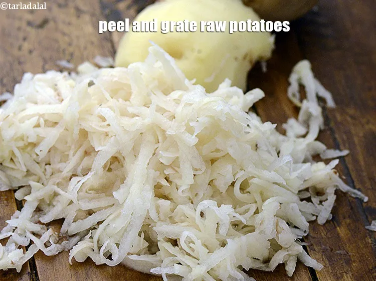 स्टेप 6 – कच्चे आलू को छीलकर कद्दूकस कर लीजिए।