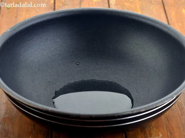 Step 8 – Next let&#39;s temper it. For that heat 1 tsp&nbsp;<a href="https://www.tarladalal.com/glossary-oil-671i">oil</a> in a deep non-stick kadhai.