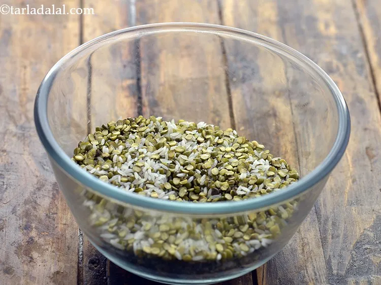 स्टेप 3 – हरी मूंग दाल डालें। हरी मूंग दाल में प्रोटीन, विटामिन …