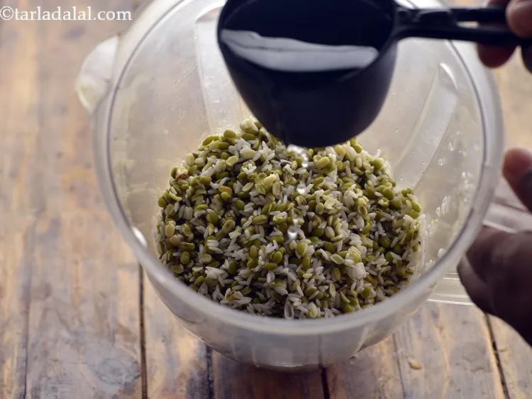 स्टेप 15 – १/२ कप पानी डालें।