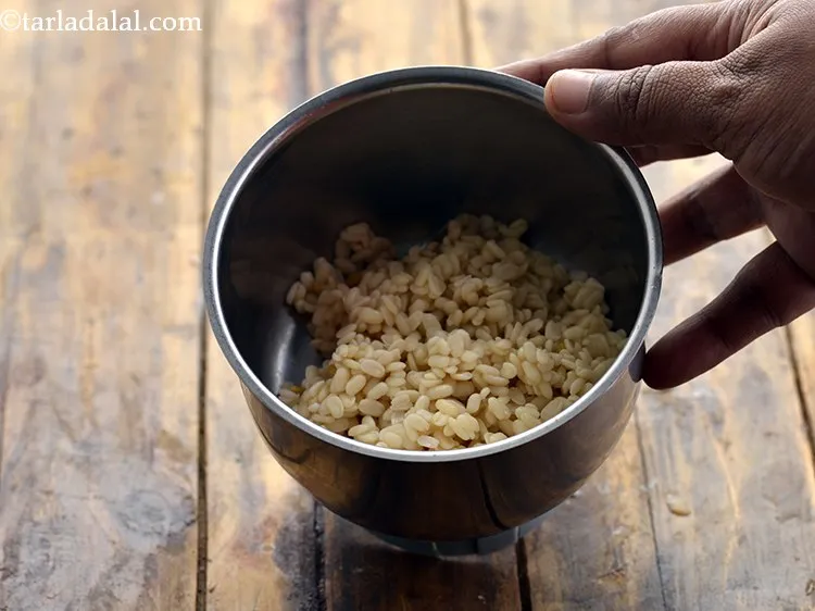 स्टेप 18 – उरद दाल-मेथी को भी मिक्सर जार में डालें।