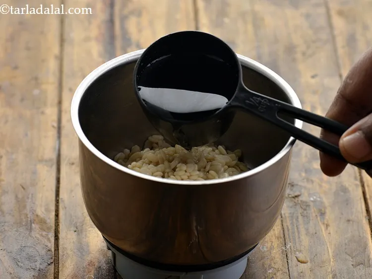 स्टेप 19 – इसमें लगभग ५ टेबल-स्पून पानी डालें।