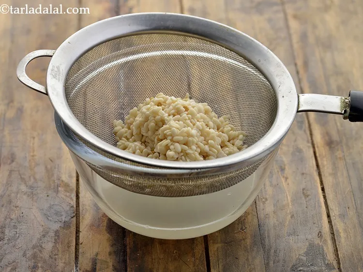 स्टेप 13 – उड़द की दाल-मेथी को भी एक छलनी से छान लें।
