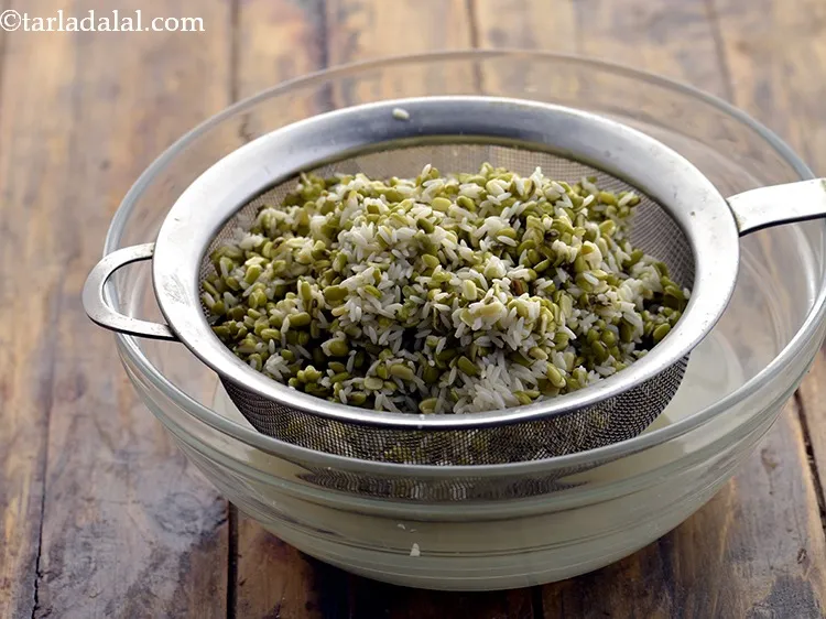 स्टेप 12 – चावल - हरी मूंग दाल के मिश्रण को एक छलनी …