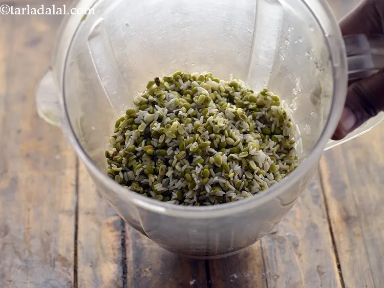 स्टेप 14 – चावल और हरी मूंग दाल को मिक्सर जार में डालें।