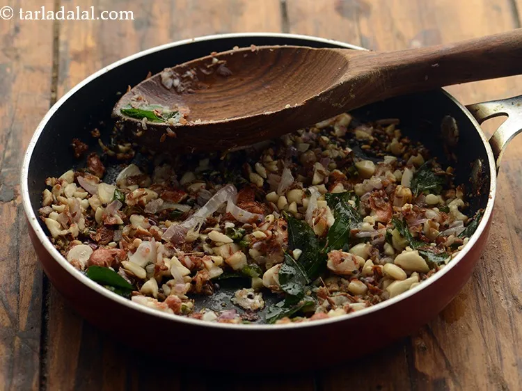 स्टेप 22 – २ से ३ मिनट के लिए मध्यम आंच पर भुन …