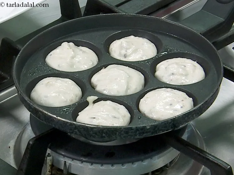 स्टेप 28 – चम्मच या हाथों का उपयोग करके १ बड़ा चम्मच बैटर …