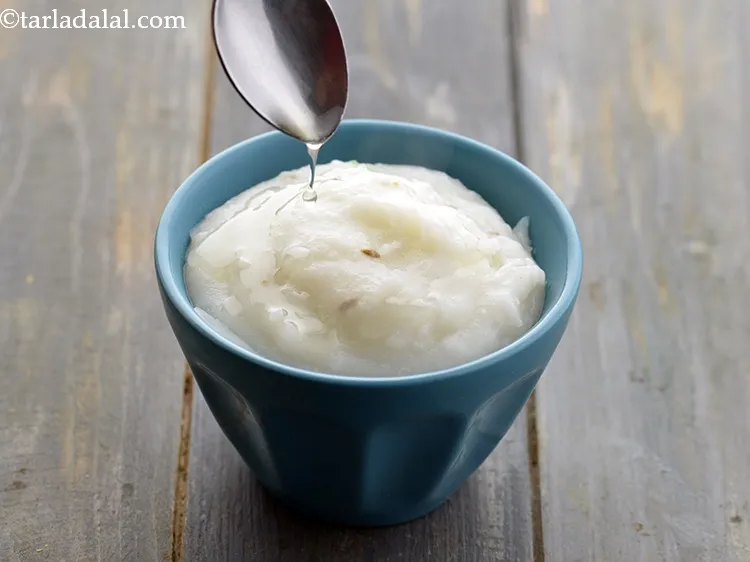 Step 11 – Pour&nbsp; 2 tsp of oil evenly over it.