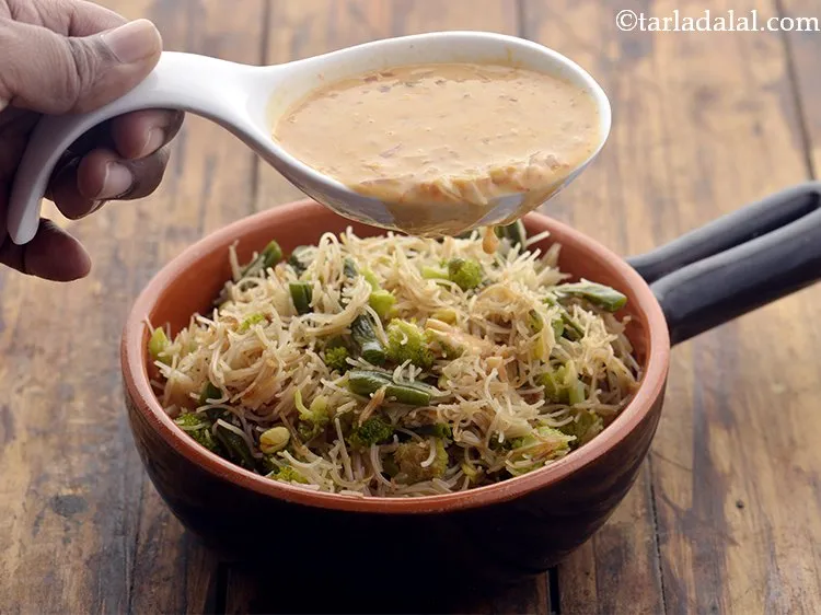 Step 28 – Top&nbsp;<strong>rice noodles with vegetables |&nbsp;rice noodles with vegetables in Thai red curry sauce</strong>&nbsp;with the prepared …