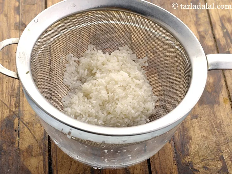 स्टेप 3 – अच्छी तरह से धो लें और फिर इसे छान लें।