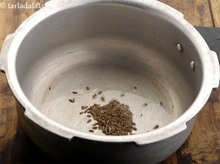 स्टेप 5 – जीरा डालें, जो हमारे राईस पॉरिज में एक अच्छा स्वाद …