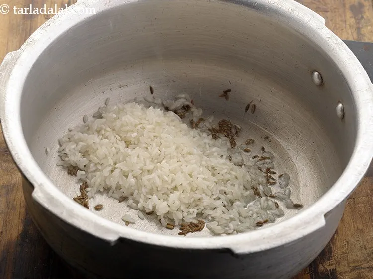 स्टेप 6 – चावल डालें।