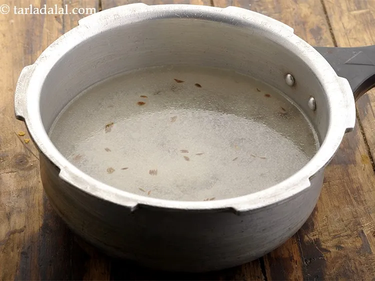 स्टेप 8 – ३ कप पानी डालें और अच्छी तरह मिलाएं।