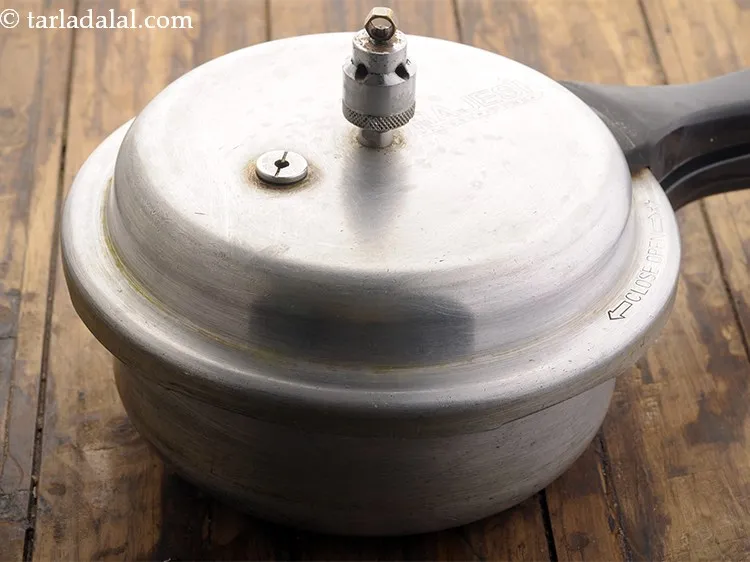 स्टेप 9 – ५ सीटी आने तक प्रेशर कुकर करें।